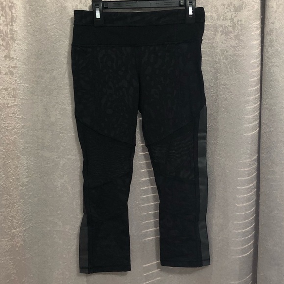 ❌SOLD❌ 🍋 Lululemon Mesh With Me Crop Sz. 4 - Picture 3 of 7